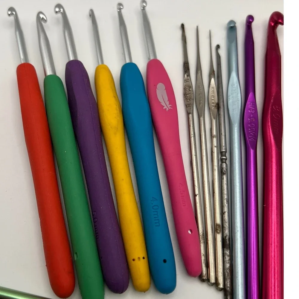 Crochet Hook Lot of 18 Mixed Sizes and Brands Crafting DIY Fiber Art VTG